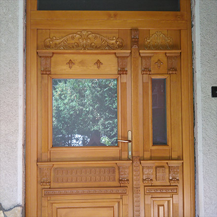 Fa bejárati ajtó